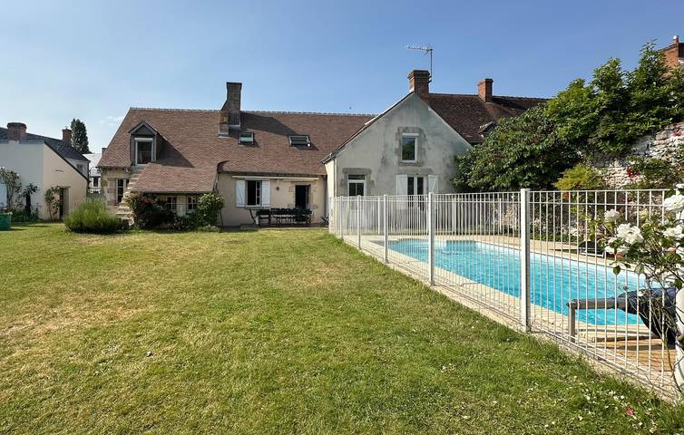 Location de vacances pour 16 personnes, avec terrasse ainsi que jardin et piscine à Ingrannes