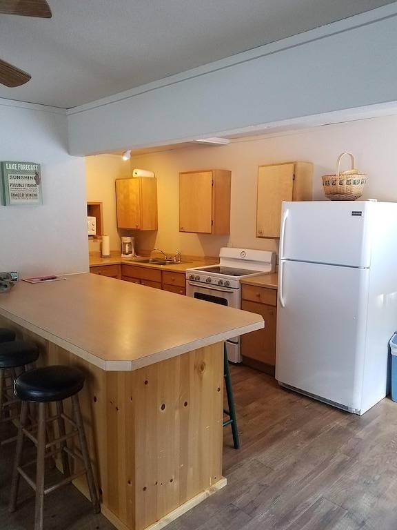 Kleine rote Hütte im Wald in Kaniksu Nationalwald