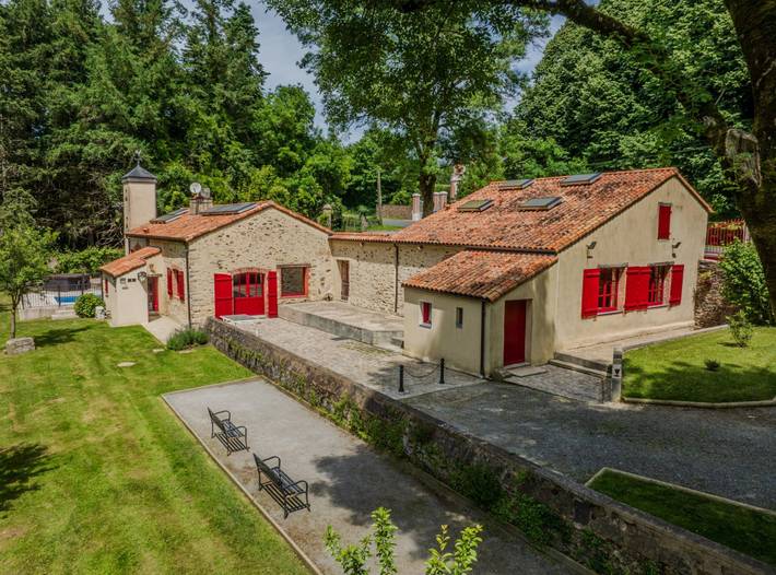 Gîte pour 12 personnes, avec piscine et jacuzzi ainsi que jardin et terrasse à Rocheservière