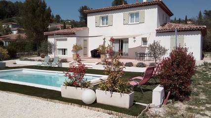 Gîte pour 6 personnes, avec terrasse ainsi que piscine et jardin à Solliès-Toucas