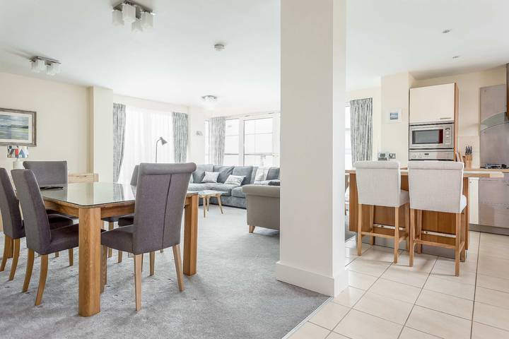 Entire apartment, Steep Holm - With Spacious Balcony in Poole, Poole Harbour