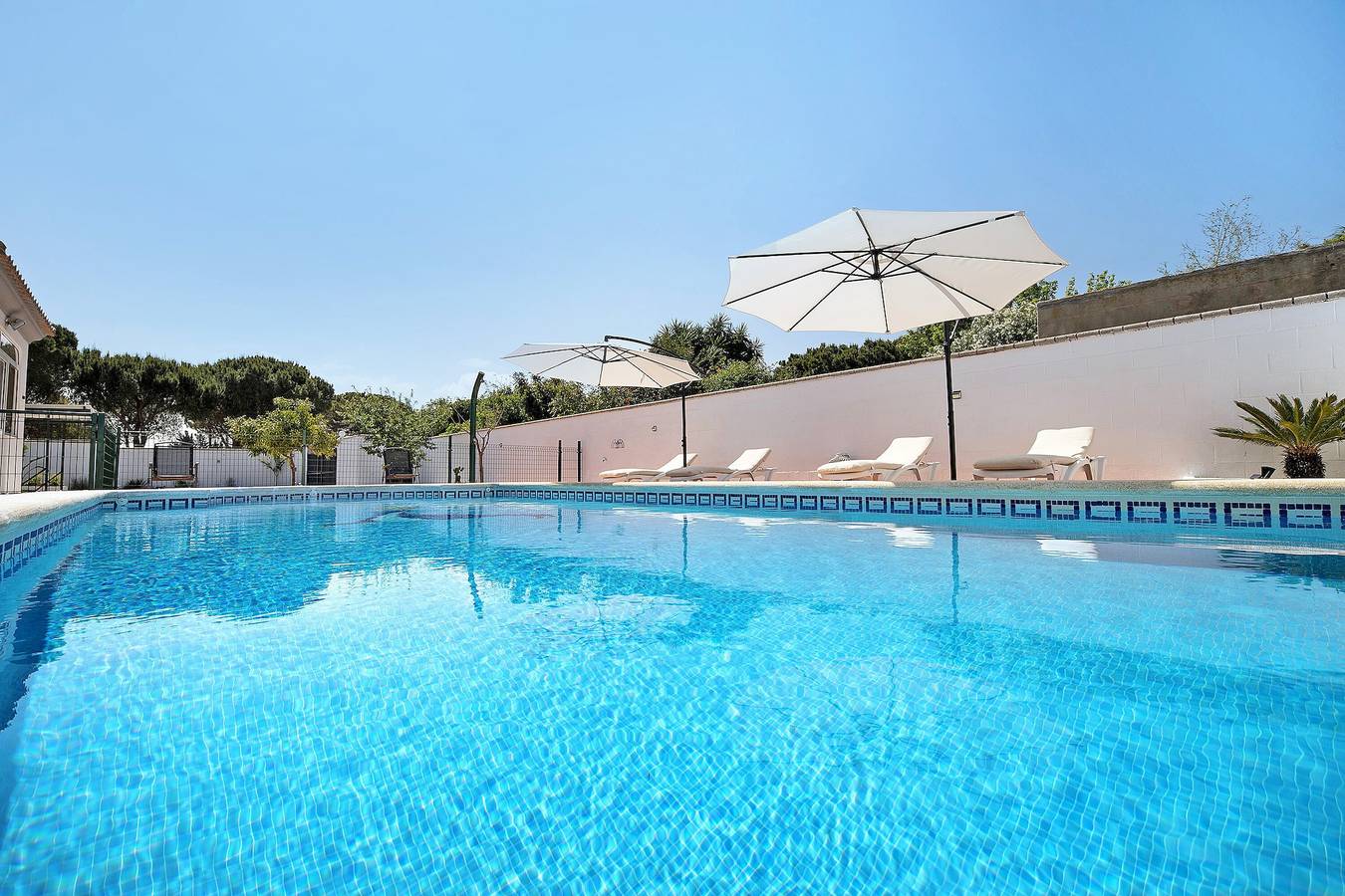 Villa 'Manuel' con piscina, jardín, terraza y Wi-Fi in Playa La Barrosa, Chiclana de la Frontera