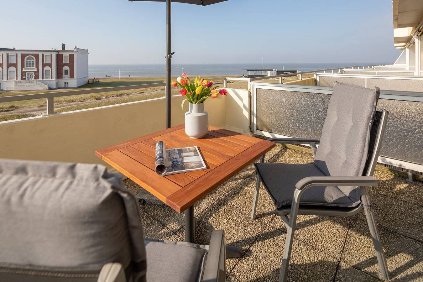 Ganze Wohnung, Exklusive Ferienwohnung mit Meerblick und großer Terrasse am Weststrand in Norderney
