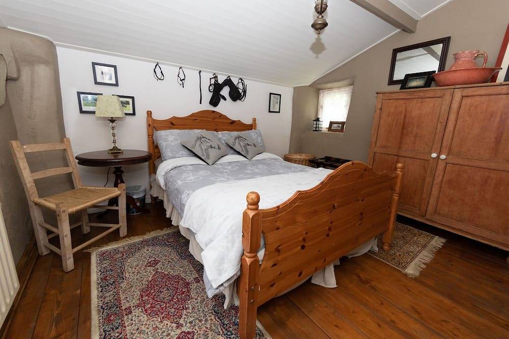 Thatched Cottage with Hot Tub walking distance to Hughe's Pub. in County Kerry