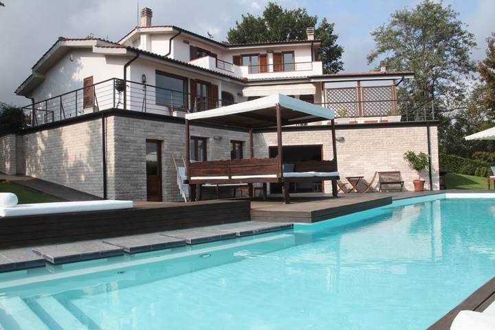 Casa vacanza per 10 persone, con Balcone e Terrazza nonché Giardino e Piscina a Nepi