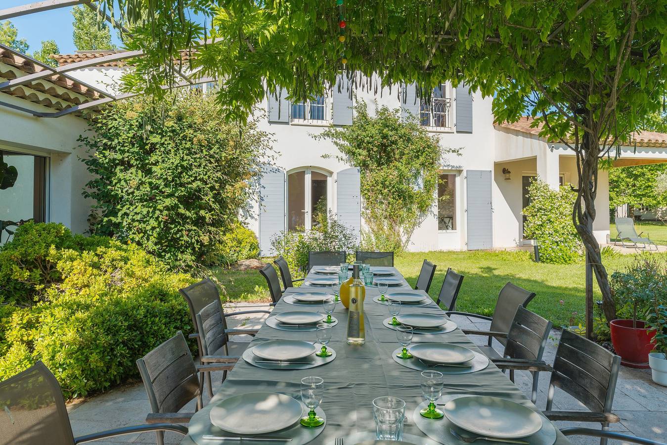 Villa Soleria – Pool & Garden Retreat near Aix in Rognes, Région d'Aix-en-Provence