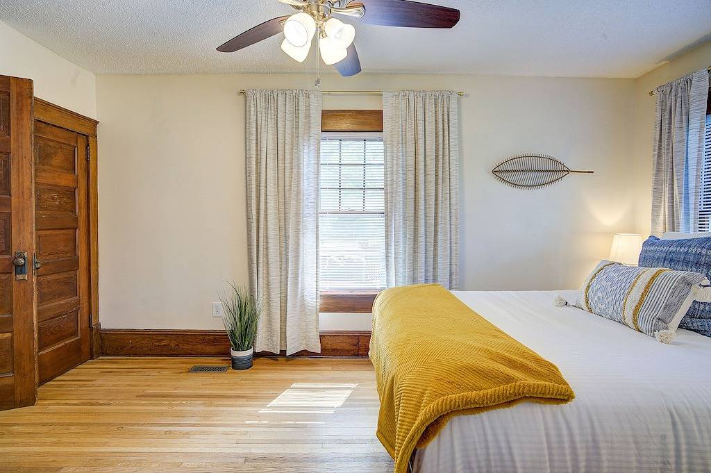 Redesigned Family/Pet Friendly 🐶 Carriage House Minutes walk to Downtown in Johnson City, Blue Ridge Mountains