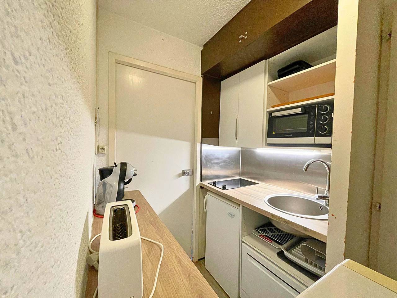 Entire studio, Cozy Studio for 4 with South-Facing Balcony, Near Slopes & Amenities in Les Menuires, Saint-Martin-de-Belleville
