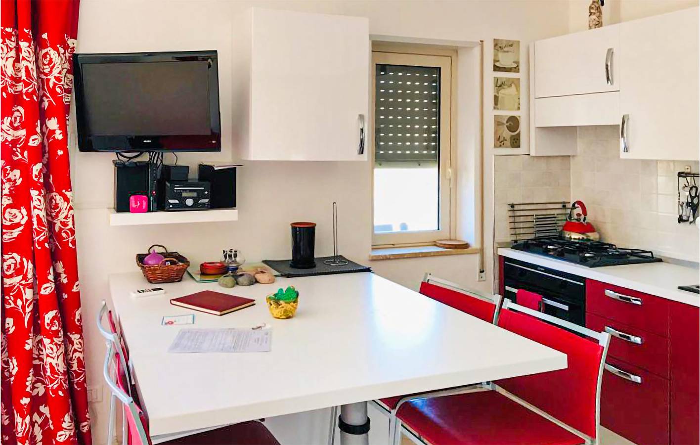 Ganze Ferienwohnung, Appartement am Pool mit WiFi & Parkplatz ~ 600m zum Strand in Pizzo, Vibo Valentia Provinz