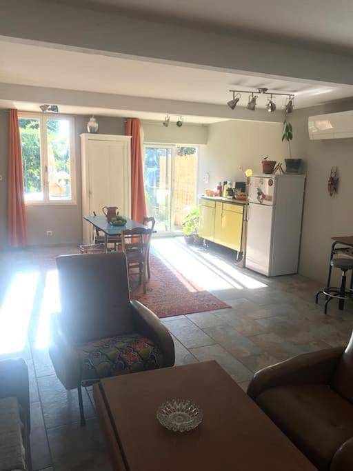 Gîte pour 2 personnes, avec terrasse ainsi que jardin et vue à Coufouleux - 3