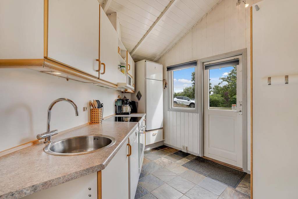 Beautiful, well-maintained holiday home with sauna & spa for 5 people in Henne, Lake Filsø