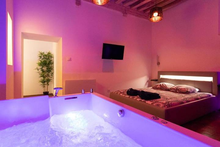 Gîte pour 2 personnes, avec jacuzzi dans Office De Tourisme De Dijon - 3