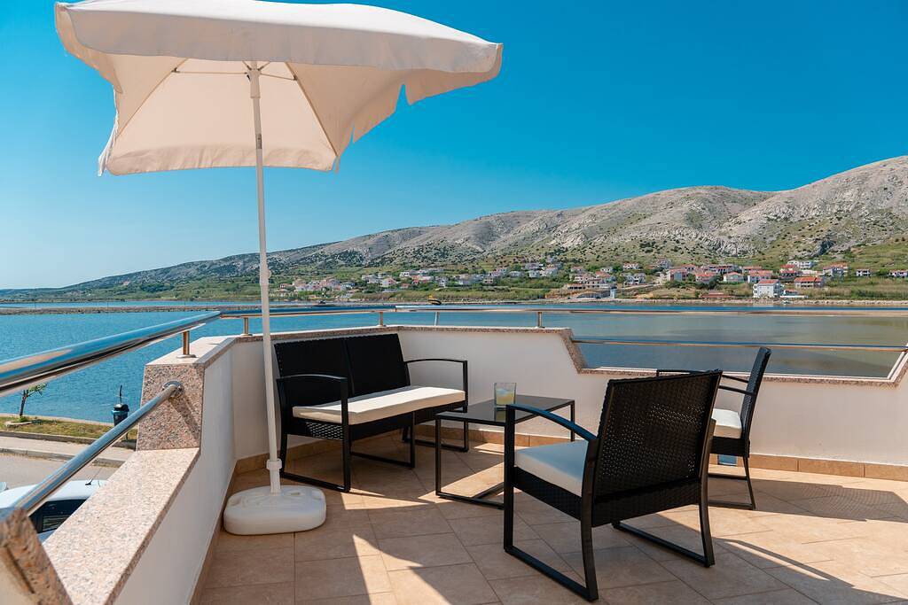 Ganze Wohnung, Ferienwohnung für 5 Personen mit Balkon/Terrasse in Pag Stadt, Pag