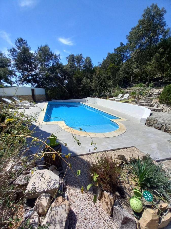 Location de vacances pour 6 personnes, avec piscine ainsi que vue et terrasse à Sardan