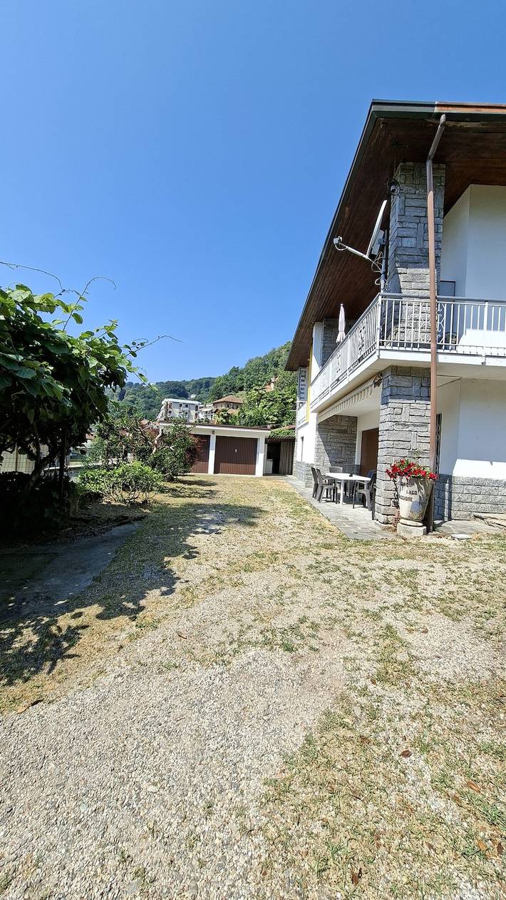 Appartamento intero, Ampio appartamento con giardino in Lesa, Lago Maggiore (Piemonte)