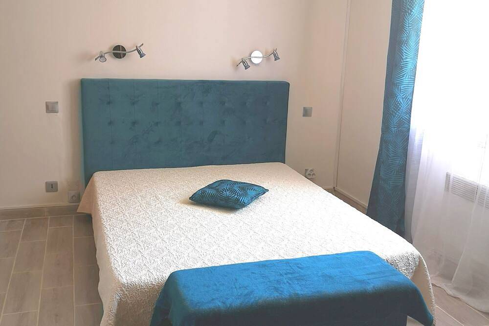 Air-Conditioned Villa With Heated Pool And Hot Tub in Aléria, Corte en omgeving