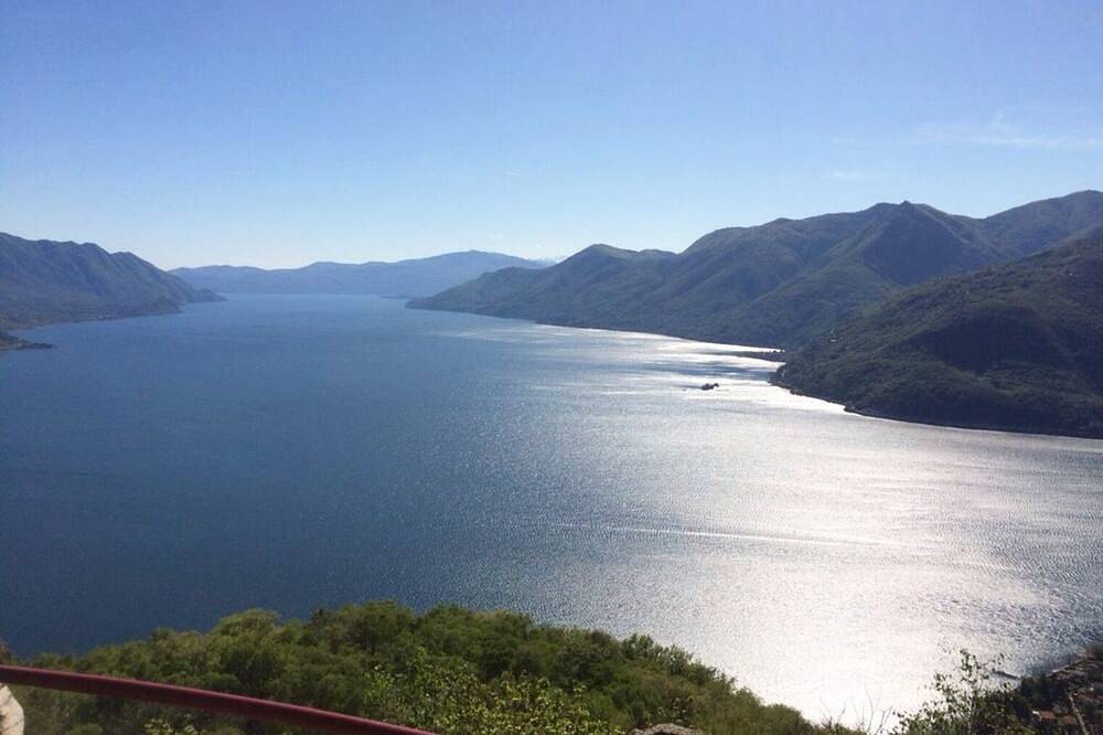 Entire apartment, Beautiful garden apartment in a panoramic position high above Lake Maggiore in Agra, Lago Maggiore (Lombardy)