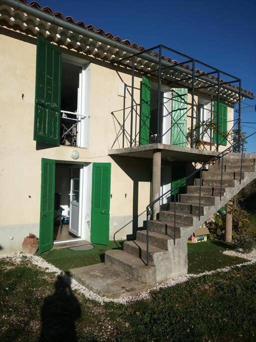 Location de vacances pour 4 personnes, avec jardin ainsi que vue et terrasse, animaux acceptés à Gonfaron - 3