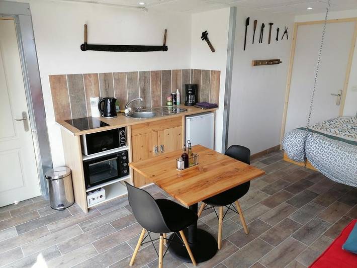 Gîte pour 2 personnes, avec Terrasse ainsi que Piscine et Vue à Orchamps-Vennes