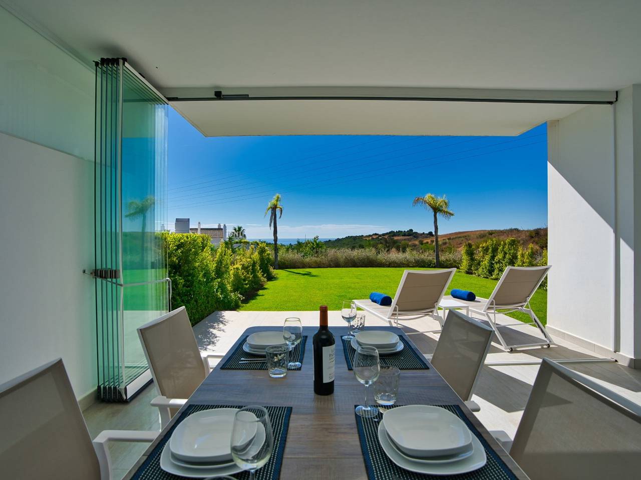 Entire apartment, Modern apartment in Casares with garden and lagoon access in Alcazaba Lagoon, Casares