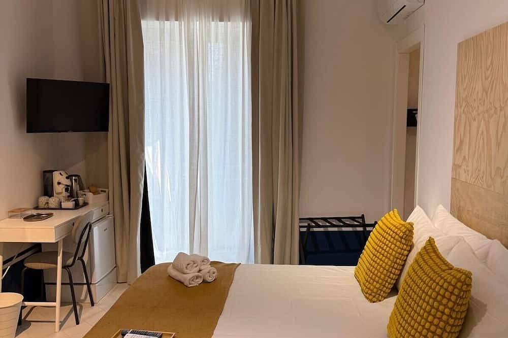 Elegant room with balcony in the heart of Naples in Nápoles, Provincia de Nápoles