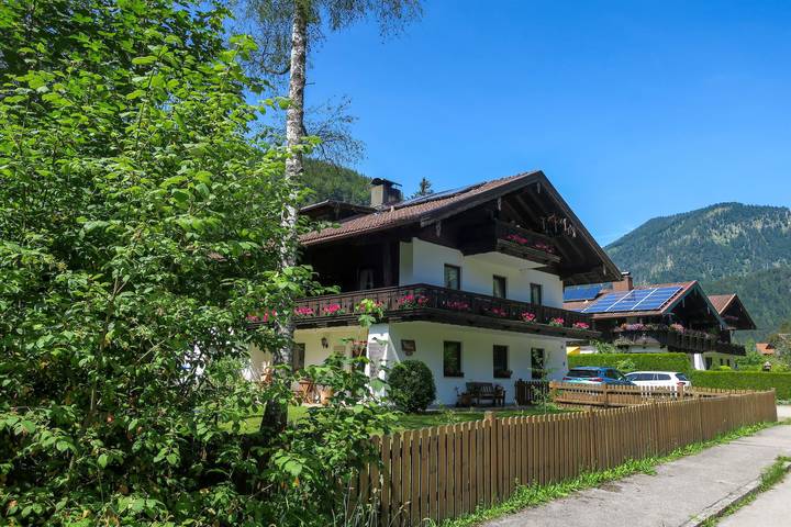 Ganze Ferienwohnung, Ferienwohnung 1 in Weissbach an der Alpenstrasse, Schneizlreuth