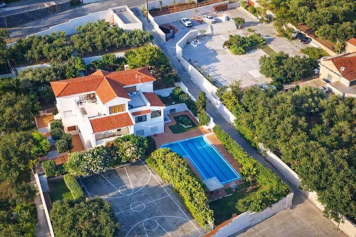 Ferienhaus für 8 Personen, mit Pool und Garten, mit Haustier