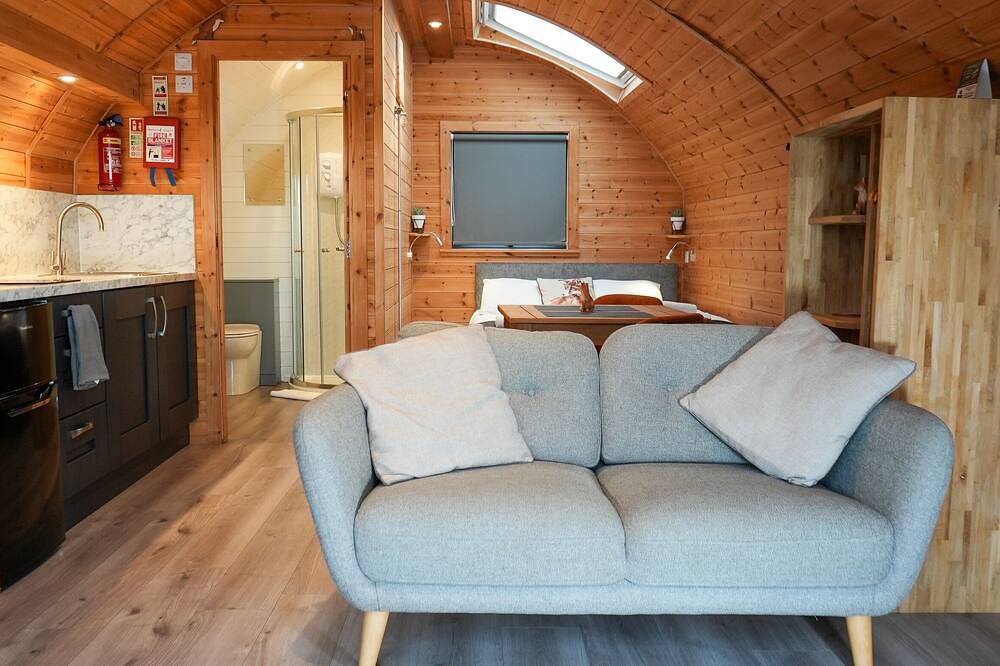 Luxury Glamping Pod over Fishing Lake in Boston (Lincolnshire), Lincolnshire
