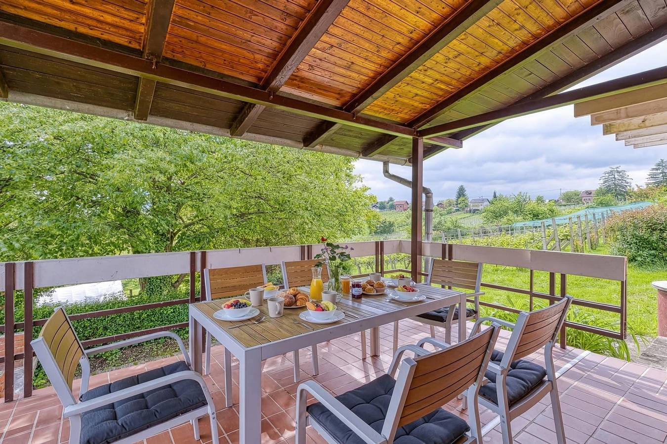 Lovely House Near Zagreb With Terrace in Ivanić-Grad, Zagreb und Umgebung