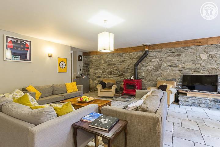 Gîte pour 13 personnes, avec terrasse ainsi que jacuzzi et sauna
