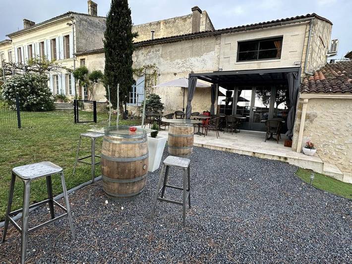 Maison d’hôte pour 2 personnes, avec terrasse ainsi que piscine et vue