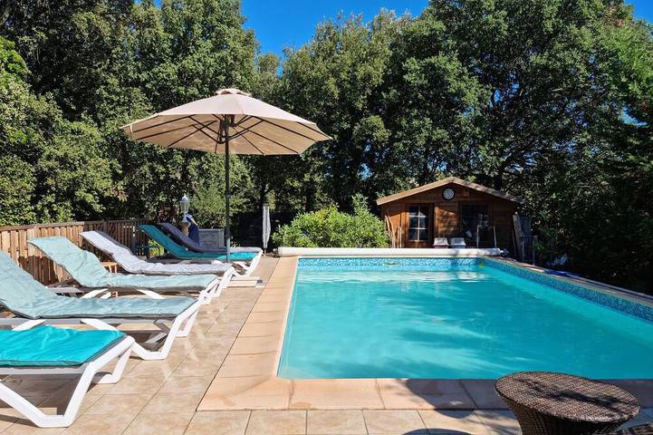 Location de vacances pour 4 personnes, avec Jacuzzi et Terrasse ainsi que Jardin et Piscine à Argilliers