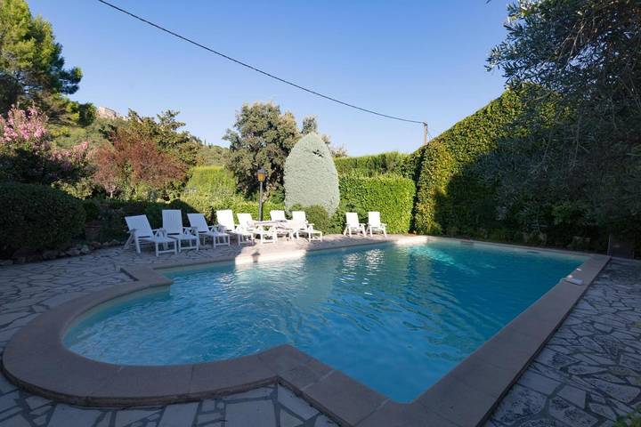 Gîte pour 11 personnes, avec vue ainsi que jardin et piscine, animaux acceptés à Cornillon - 4