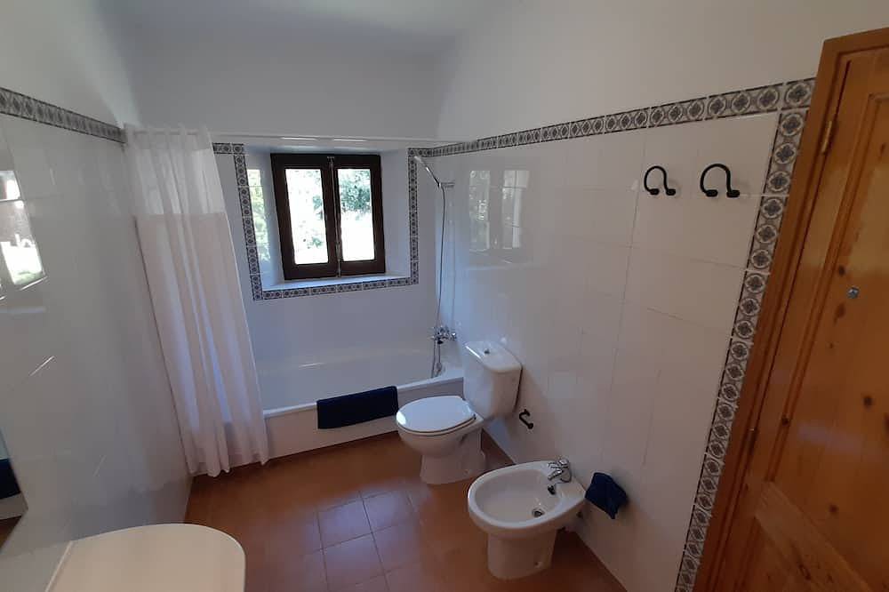 Rural tranquila, encanto de Cataluña, vistas a la piscina cerca de servicios in Batet de la Serra, Olot