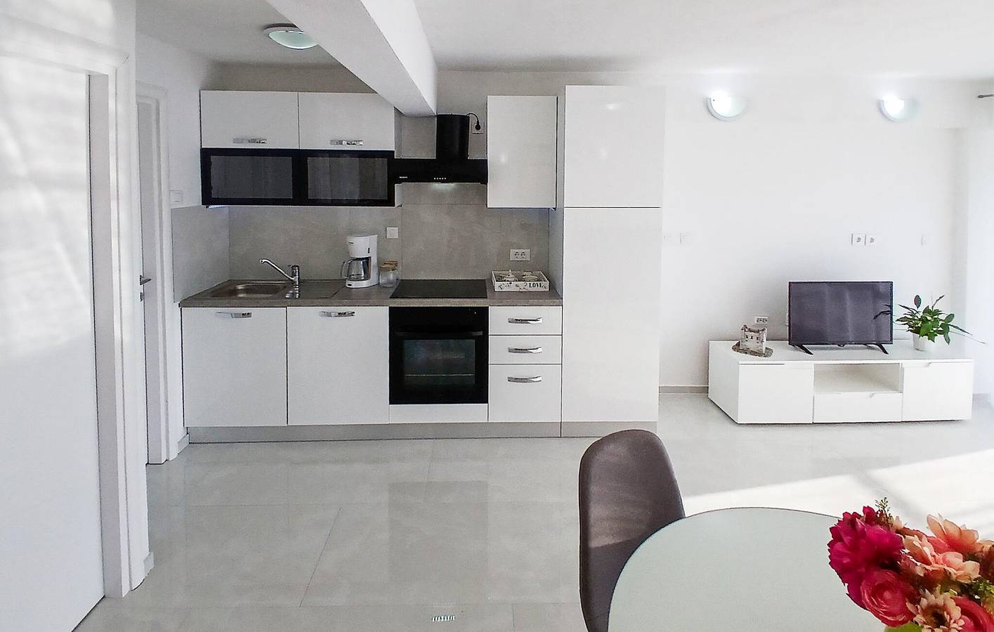 Ganze Ferienwohnung, Charmantes Apartment mit Terrasse, WLAN und 400 m zum Strand in Senj, Kvarner Festland