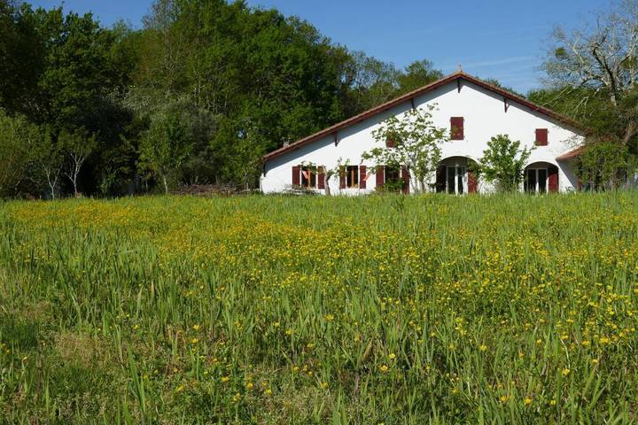 Gîte pour 4 personnes, avec Terrasse et Jardin ainsi que Piscine et Vue dans Arsague