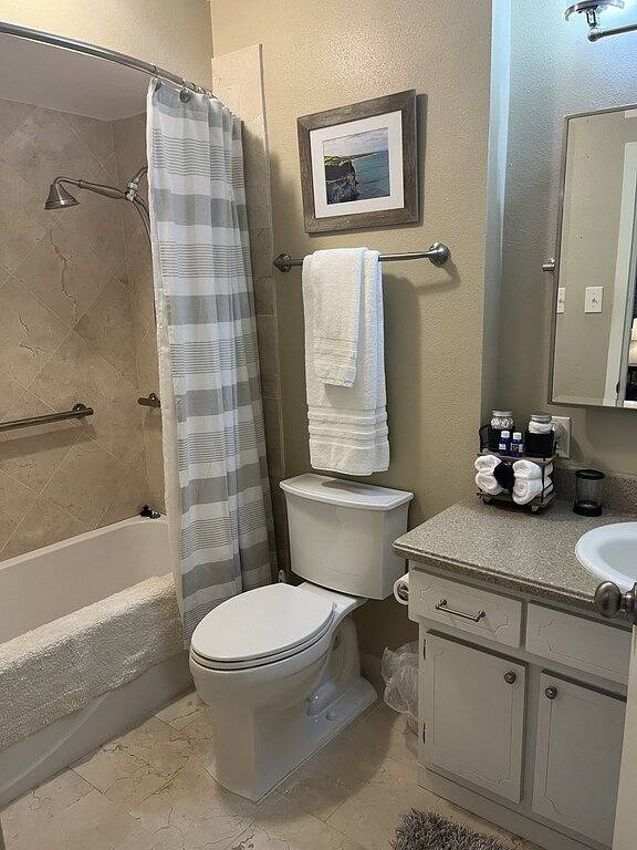 Vacation rental for 4 people, with terrace and yard as well as pool in Hot Springs