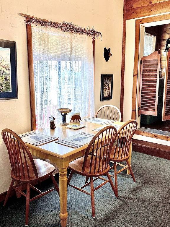 Wilderness Spirit Cabins 'Bear Cave' ist ein kabinenfreundliches Paradies für Sportler in Ravalli County