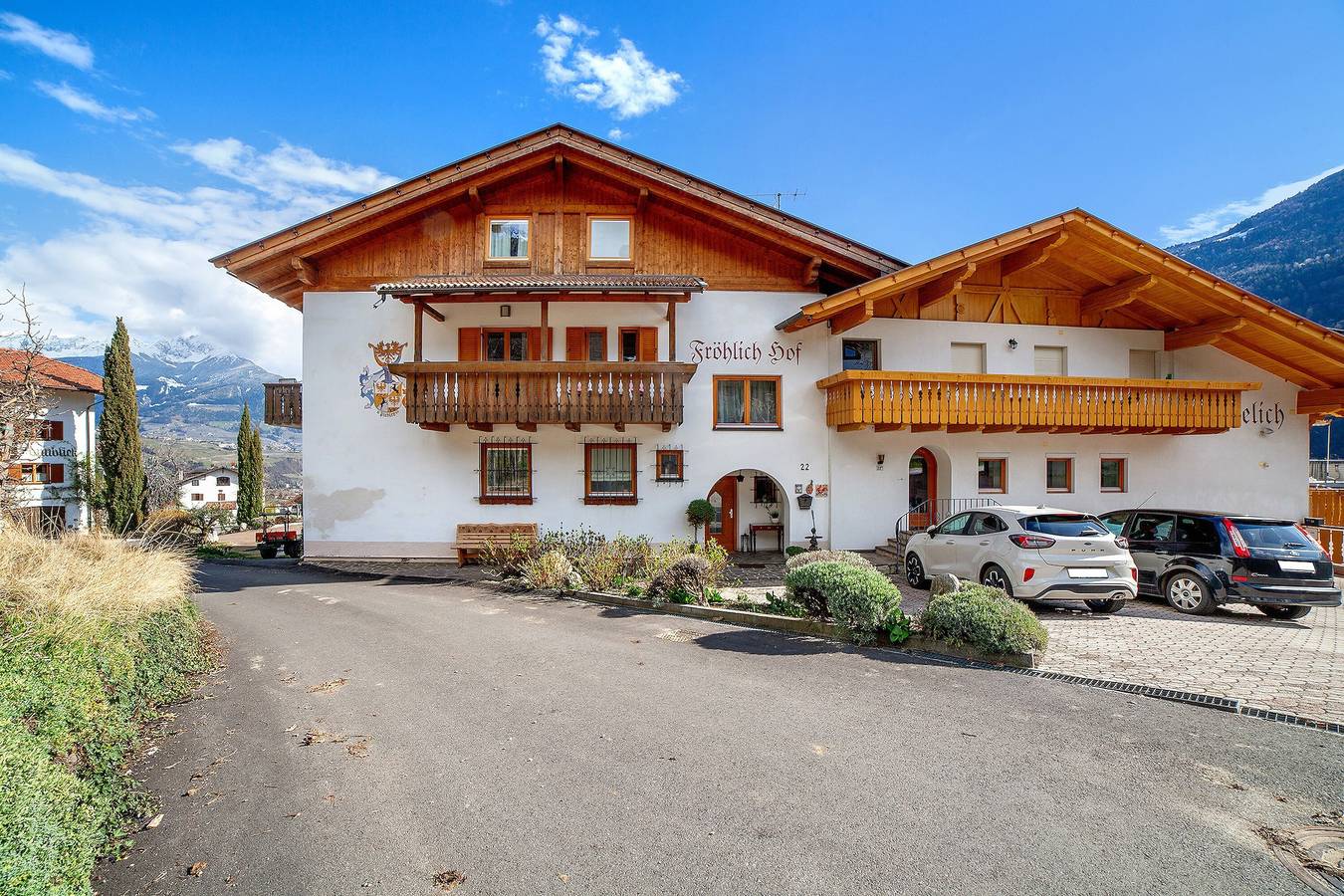 Agriturismo 'Fröhlichhof Pergola' con vista sulle montagne, piscina in comune e Wi-Fi in Plars di Mezzo, Lagundo