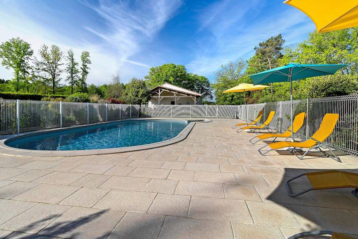 Entire apartment, Holiday Home “Domaine Du Grand Roc- Sitellle” with Lake View, Shared Pool & Wi-Fi in Saint-Saud-Lacoussière, Périgord-Limousin Regional Nature Park