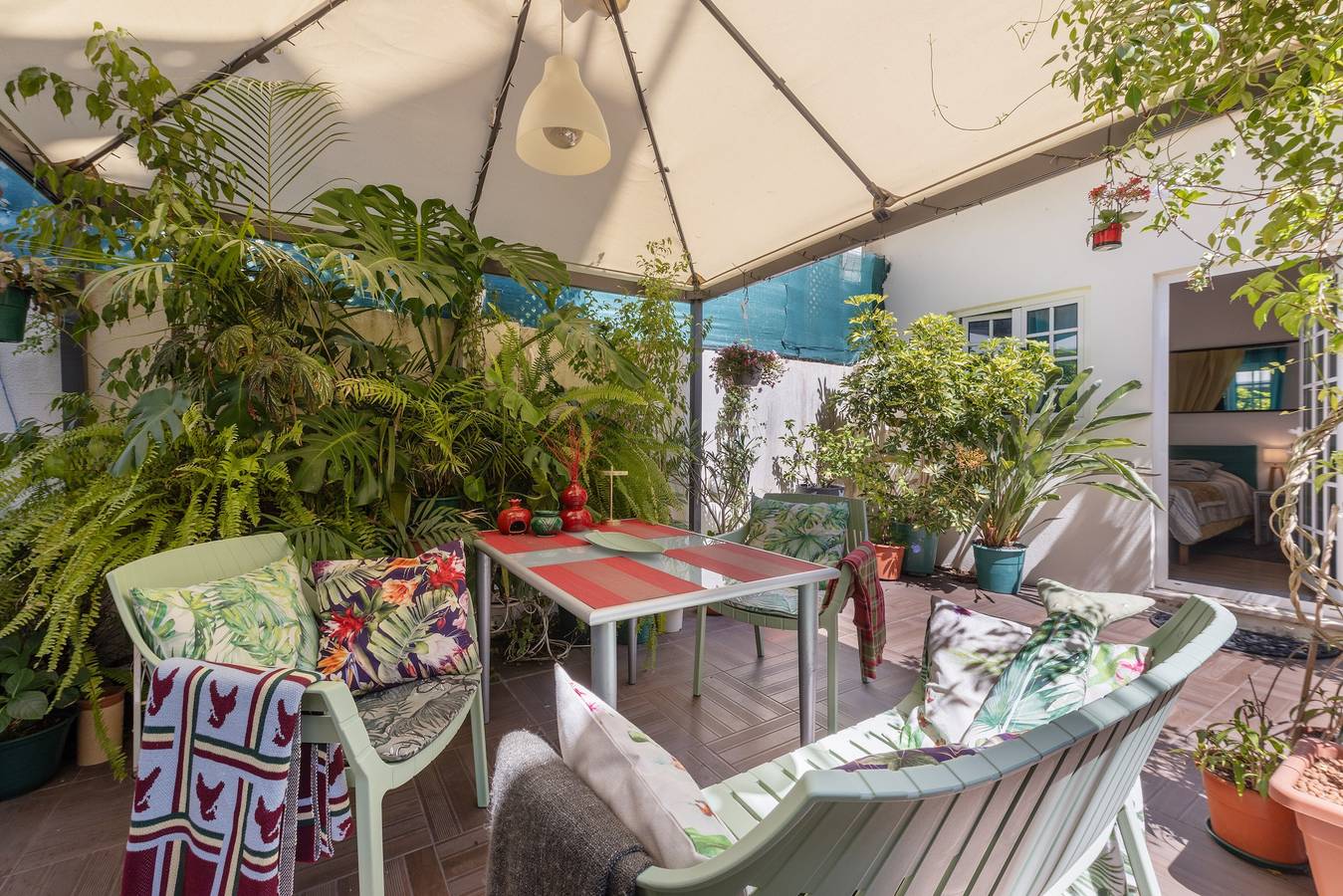 Relaxing Suite in Estrela with Shared Terrace and Wi-Fi in Lapa, Lisbon