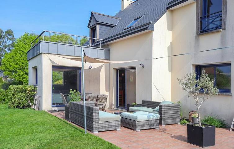 Gîte pour 10 personnes, avec vue ainsi que jardin et terrasse dans Montreuil-sous-Pérouse