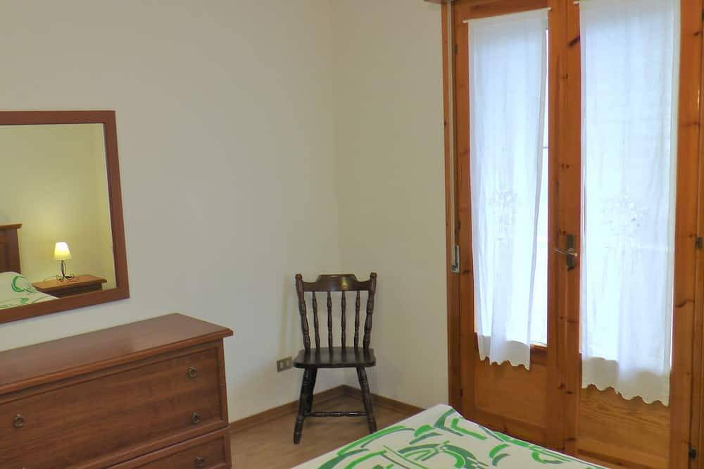 Entire apartment, A spacious apartment with covered car parking 100m from the beach in Grado, Gorizia Province