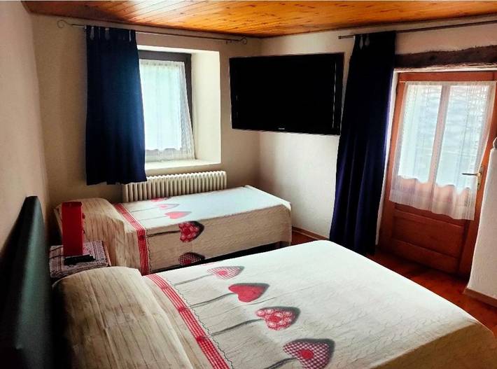 Location de vacances pour 3 personnes, avec Balcon ainsi que Terrasse et Jardin dans Fénis