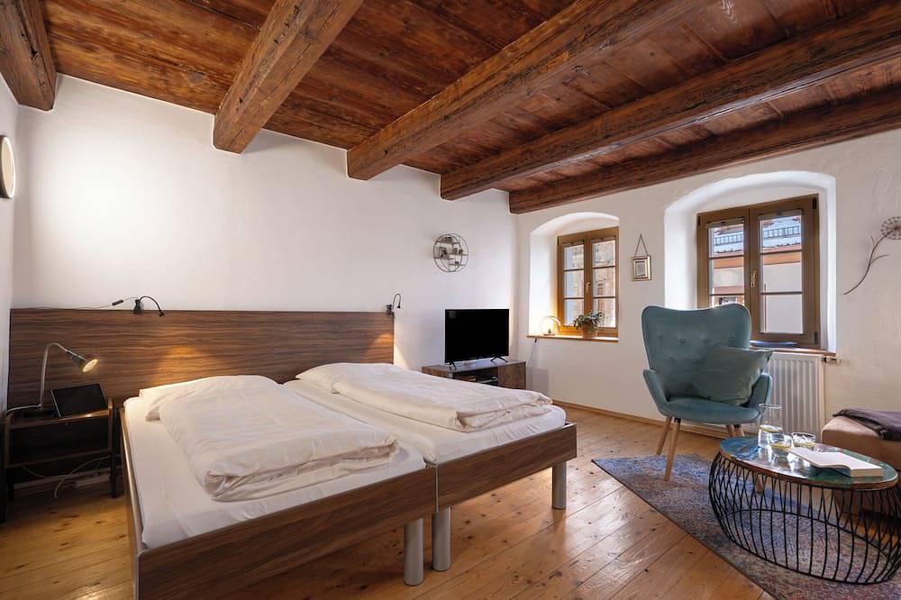 Ganze Wohnung, Unter historischer freigelegter Holzbalkendecke,Denkmalschutz in Görlitz, Oberlausitz-Niederschlesien