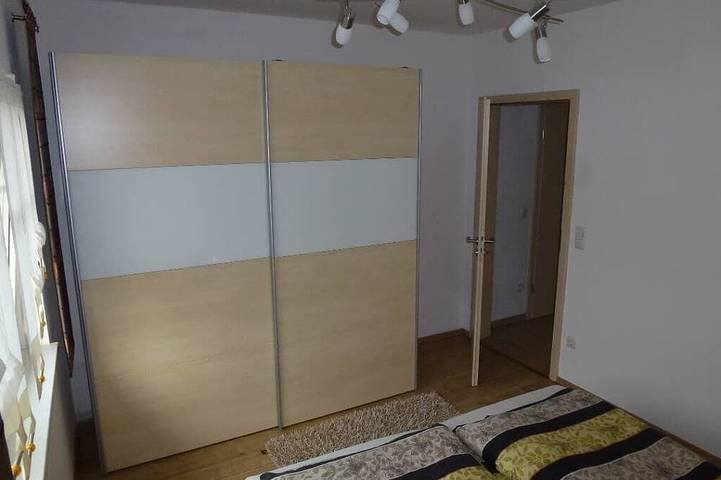 Ganze Wohnung, Kleiner, gemütlicher Bungalow für 3 Personen in Seenähe in Wackersdorf, Naturpark Oberpfälzer Wald
