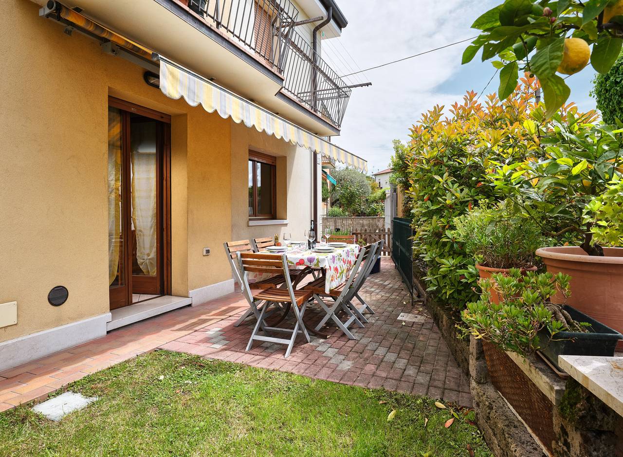 Entire apartment, Regarda - La Casa di Fido, 3 bedrooms, 2 bathrooms, fenced garden in Bardolino, Garda Mountains