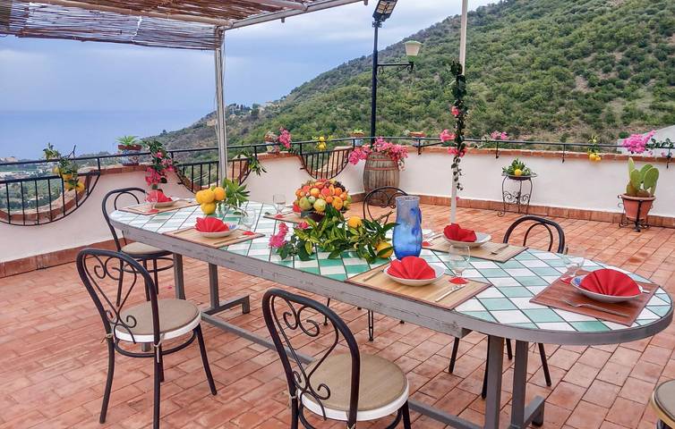Apartamento con vistas al mar, piscina y aparcamiento, a 2 km de la playa in Gioiosa Marea, Provincia de Messina