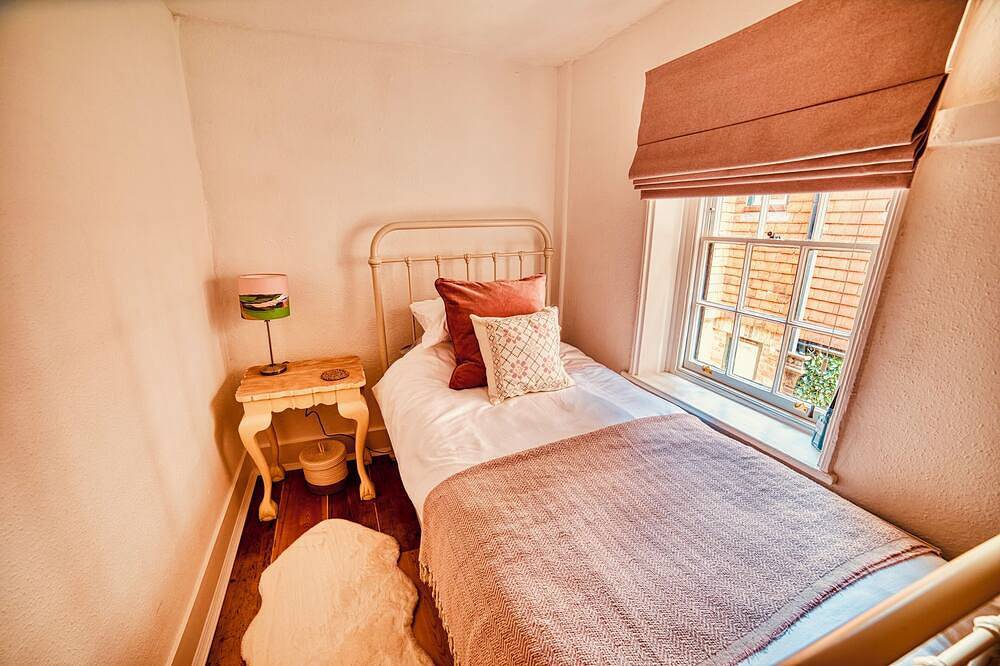 Beautiful Old Cottage near the Beach and Attractions in Eastbourne, East Sussex