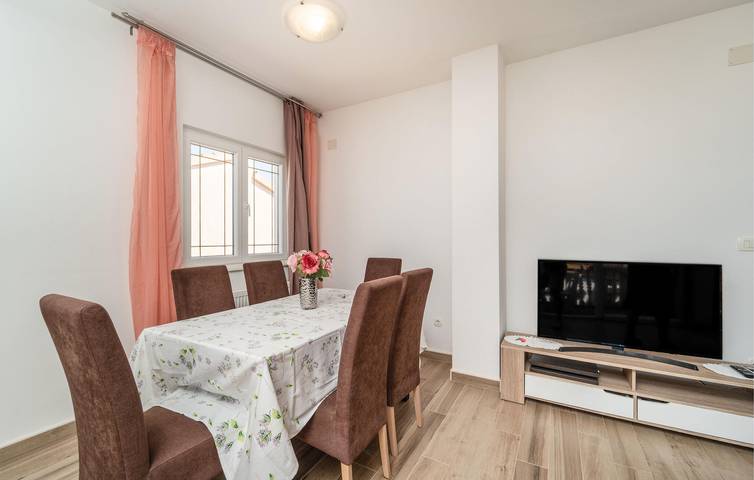 Entire holiday apartment, Cozy 2-Bedroom Apt with Terrace, Wi-Fi & 1.5km to Beach in Biograd na Moru, Zadar